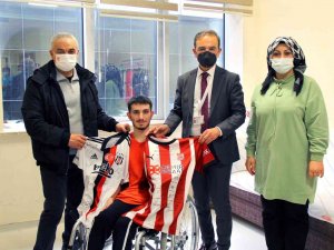 Beşiktaş Hayranı Hastaya Rıza Çalımbay’dan Forma Sürprizi