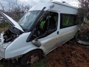 Freni Tutmayan Okul Servisi Tarlaya Girdi: 5 Öğrenci Yaralı