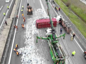 Sancaktepe Tem’de Sac Yüklü Tır Devrildi, Otoyol Trafiğe Kapandı