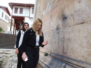 Bin 892 Yıllık Tarihi Yapıya Kuru Boya Döktüler