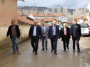 Başkan Şahiner, Eşme Köyünde İncelemelerde Bulundu