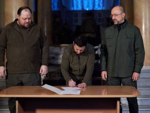 Ukrayna Devlet Başkanı Zelenskiy, Ukrayna’nın Ab’ye Katılımı İçin Resmi Başvuruyu İmzaladı