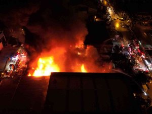 Kocaeli’de Bir İş Yerinde Çıkan Ve 6 İş Yerine Sıçrayan Yangın Havadan Görüntülendi