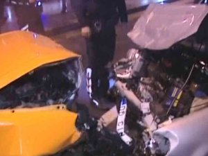 Ankara’da Polisin "Dur" İhtarına Uymayan Sürücü Ters Yönde İlerleyen Başka Bir Otomobille Kafa Kafaya Çarpıştı: 1 Yaralı