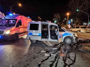 İ̇zmir’de Polis Aracı Kaza Yaptı: 2 Polis Yaralı