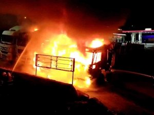 Kırıkkale’de Sabaha Karşı Sıcak Dakikalar: 3 Tır Alevlere Teslim Oldu