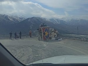 Virajı Alamayan Kamyon Devrildi: 1 Yaralı