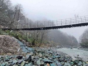 Artvin’de Define Avcıları Dereyi Köstebek Yuvasına Çevirdi