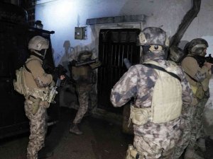Zırhlı Araçla Kapı Açıldı... Adana’da Şafak Vakti Deaş Operasyonu: 3 Gözaltı