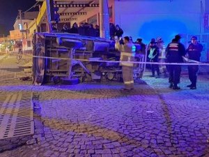 Yoldan Çıkan Kamyonet Direğe Çarptı: 1 Ölü