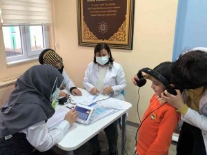 İ̇lkokul Öğrencileri İşitme Tarama Testlerinden Geçiriliyor