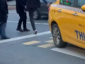 Esenyurt’ta Bir Taksici Yolcusuna Tekme, Tokat Saldırdı