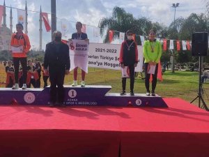 Atletler Okullar Arası Kros Şampiyonasında 3 Kupa Kazandı