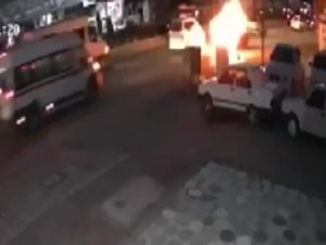 Seyir Halindeki Otomobilin Alev Alma Anı Kamerada