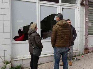 Deponun Camını Kırıp Malzemeleri Çaldılar