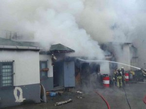 Kağıthane’de Yangın Paniği: İ̇şyerinin Çatısı Alev Alev Yandı