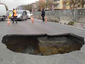 Bağcılar’da Yol Çöktü, 3 Metrelik Çukur Oluştu