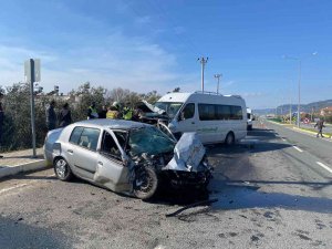 Otomobil Minibüs İle Çarpıştı: 1 Ölü, 5 Yaralı