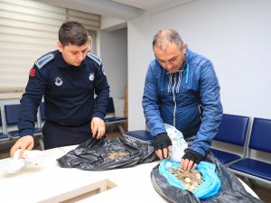 Pazarda Unutulan 9 Kilo Parayı Sahibine Ulaştırdılar