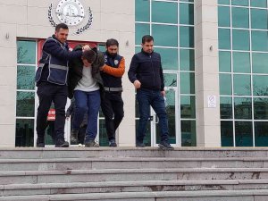 Boşanma Aşamasındaki Eşini 5 Yerinden Bıçakladı
