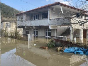 Mahalleyi Su Basmıştı, Suyu Tahliye Çalışması Sürüyor