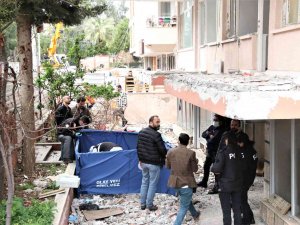 Ceset Üzerindeki Çalışmaları İzlemek İçin İp Gibi Sıraya Dizildiler