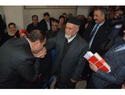Anne Ve Babasının Elini Öpüp Adaylığını Açıkladı