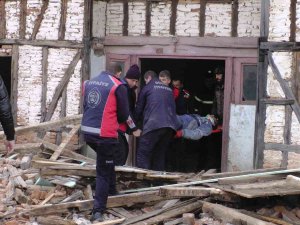 Ahşap Evi Yıkarken Duvarın Altında Kaldılar