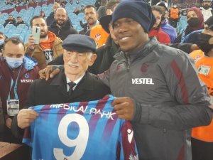 83 Yaşındaki Trabzonspor Taraftarı Halit Aygün, Nwakaeme İle Buluştu