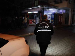 Kaldırımda Yürürken Uğradıkları Silahlı Saldırıda Yaralanan 2 Kişi Tekel Bayiye Sığındı