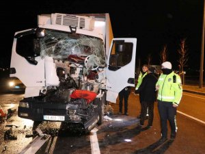 Kazada Kabini Hurdaya Dönen Kamyon Sürücüsü Ağır Yaralandı