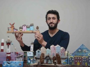 Sokaktan Topladığı Tahta Parçalarını Sanat Eserine Dönüştürüyor