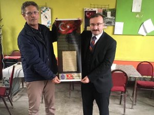 Emet Belediyesi’nden İ̇stiklal Marşının Yazılı Olduğu Bez Flama Dağıtımı