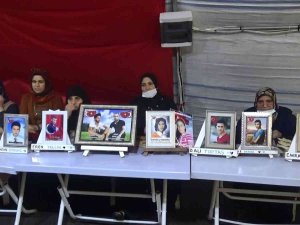 Evlat Nöbetindeki Gözü Yaşlı Anneden Oğluna Çağrı: “Artık Dayanamıyorum Yavrum Ne Olursun Dön Gel”