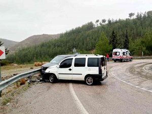 Osmaniye’de İki Araç Kafa Kafaya Çarpıştı: 2 Yaralı