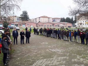 7 Okulun Öğrencileri Meyve Fidanlarını Toprakla Buluşturdu