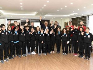 Başkan Uysal, Genç Yüzücülerle Bir Araya Geldi