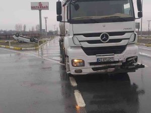 Otomobille Tanker Çarpıştı, 2 Kişi Yaralandı