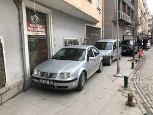 Kaldırımları Vatandaştan Çok Araçlar Kullanıyor