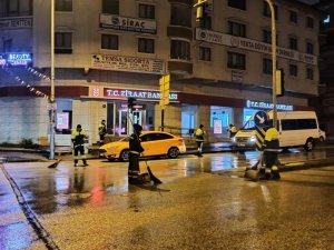 Keçiören’de Gece Temizlik Timi İş Başında