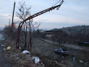 Otomobil Tarlaya Uçtu, Sürücüsü Yaralandı