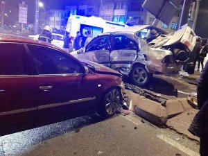 Otomobiller Çarpıştı: 2 Yaralı