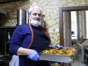 Bir Kase Çorba Parasına 3 Çeşit Yemek Satıyor