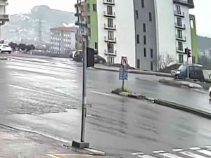 Başka Bir Araca Çarpan Otomobil Yoldan Çıkıp Kaldırıma Çıktı