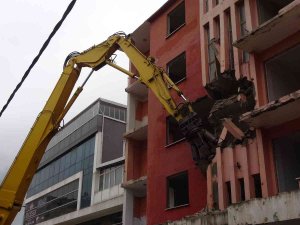 Asrın Felaketinden İzler Taşıyan Binalar Yıkılıyor