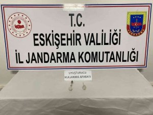 Uyuşturucu Madde Kullanma Aparatlarını Jandarmadan Saklamaya Çalıştılar