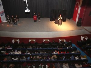 Elazığ’da Mehmet Akif Ersoy, ‘Bizim Akif’ Adlı Tiyatro Oyunuyla Anıldı