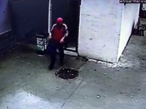 Abdest Alan Vatandaşın Çantasını Çaldı