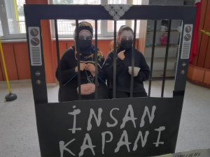 Öğrenciler 40 Dakika Hareketsiz Durarak Mesaj Verdiler