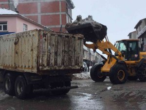 Karlıova’da Karla Mücadele Sürüyor